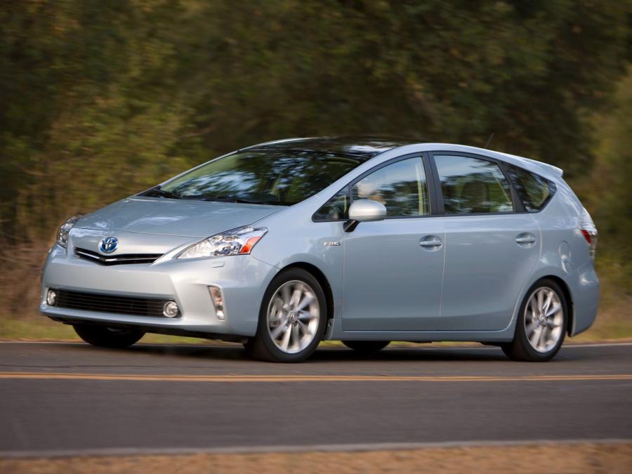  Toyota Prius MPV v 2011 года  (фото 8 из 30)